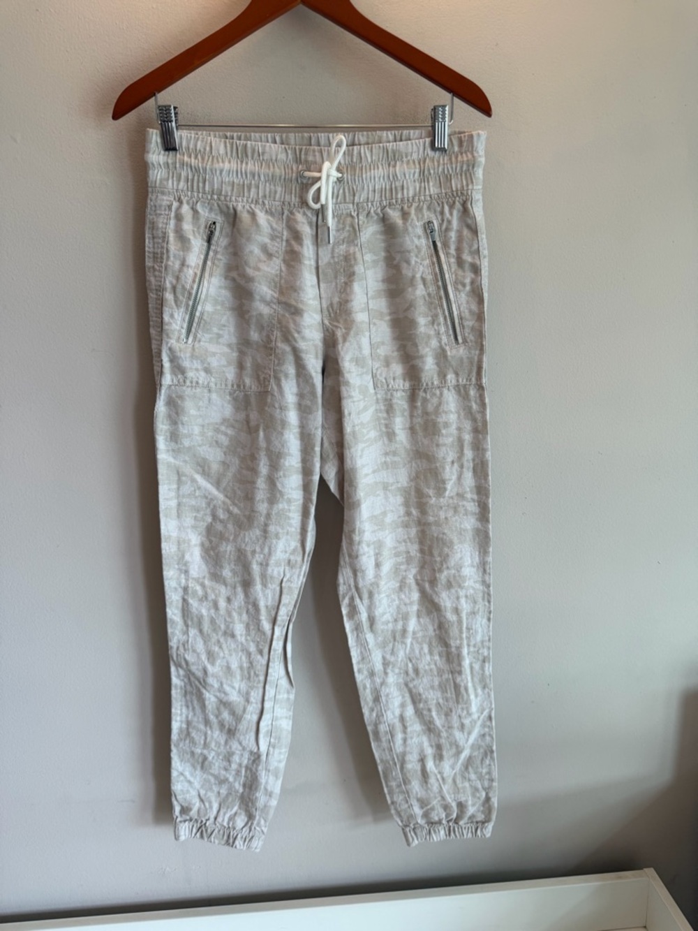 Athleta Cabo Tide Linen Jogger Tan Camo Print Size 6 Elastic Waist Zip Pockets